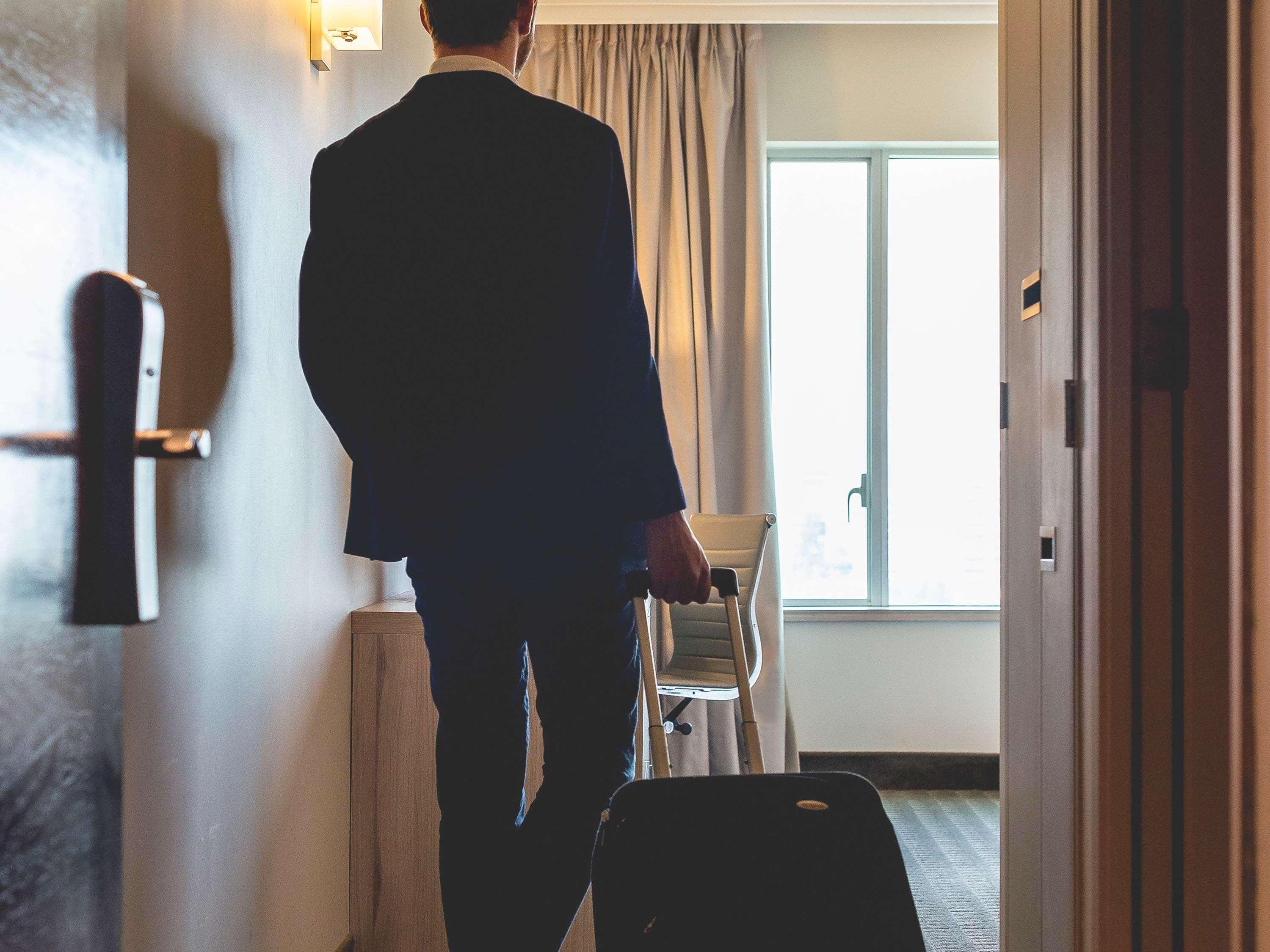 Pullman Santiago Vitacura Екстериор снимка A bellboy entering a hotel room