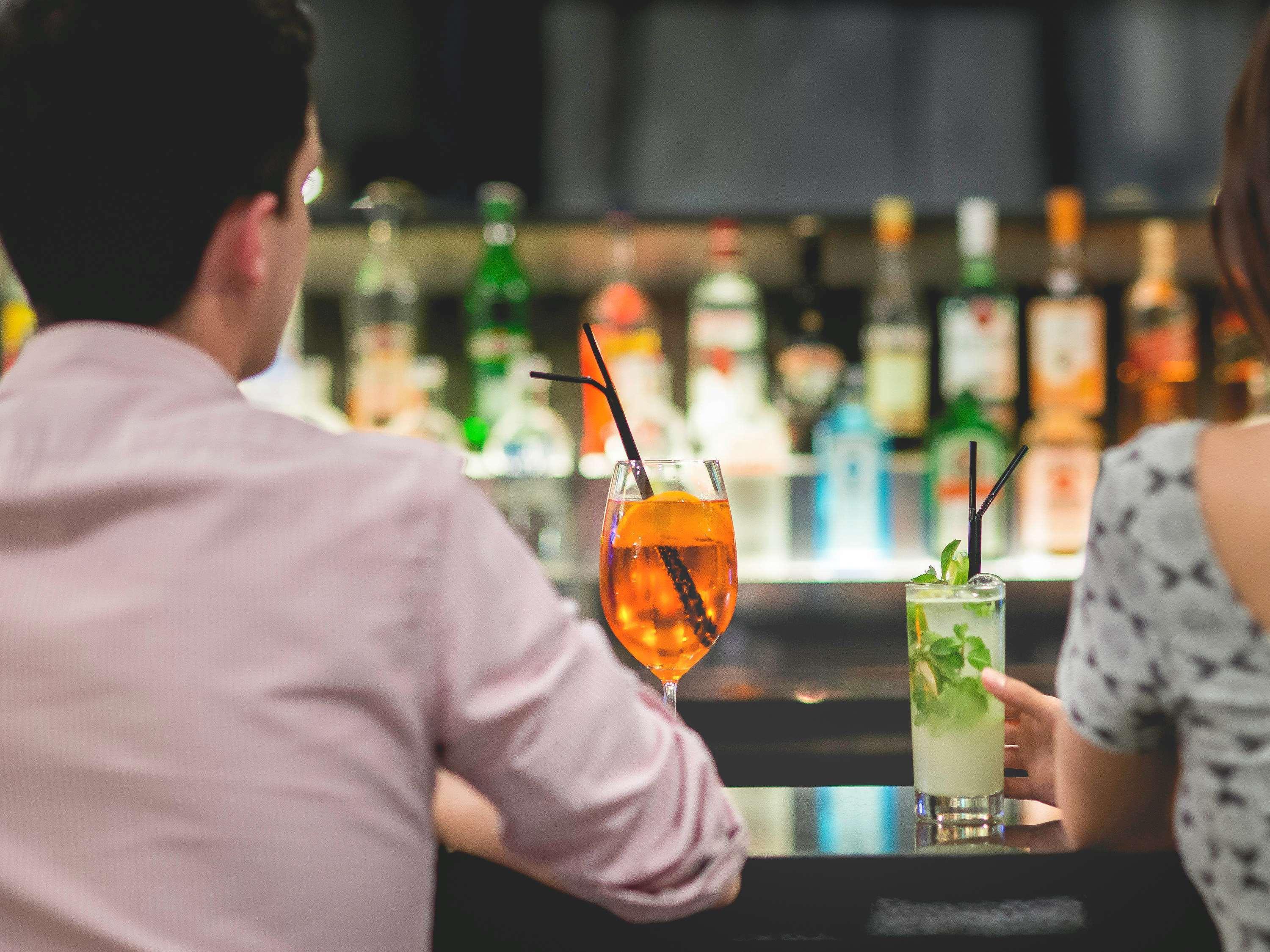 Pullman Santiago Vitacura Екстериор снимка A couple drinking cocktails at a bar