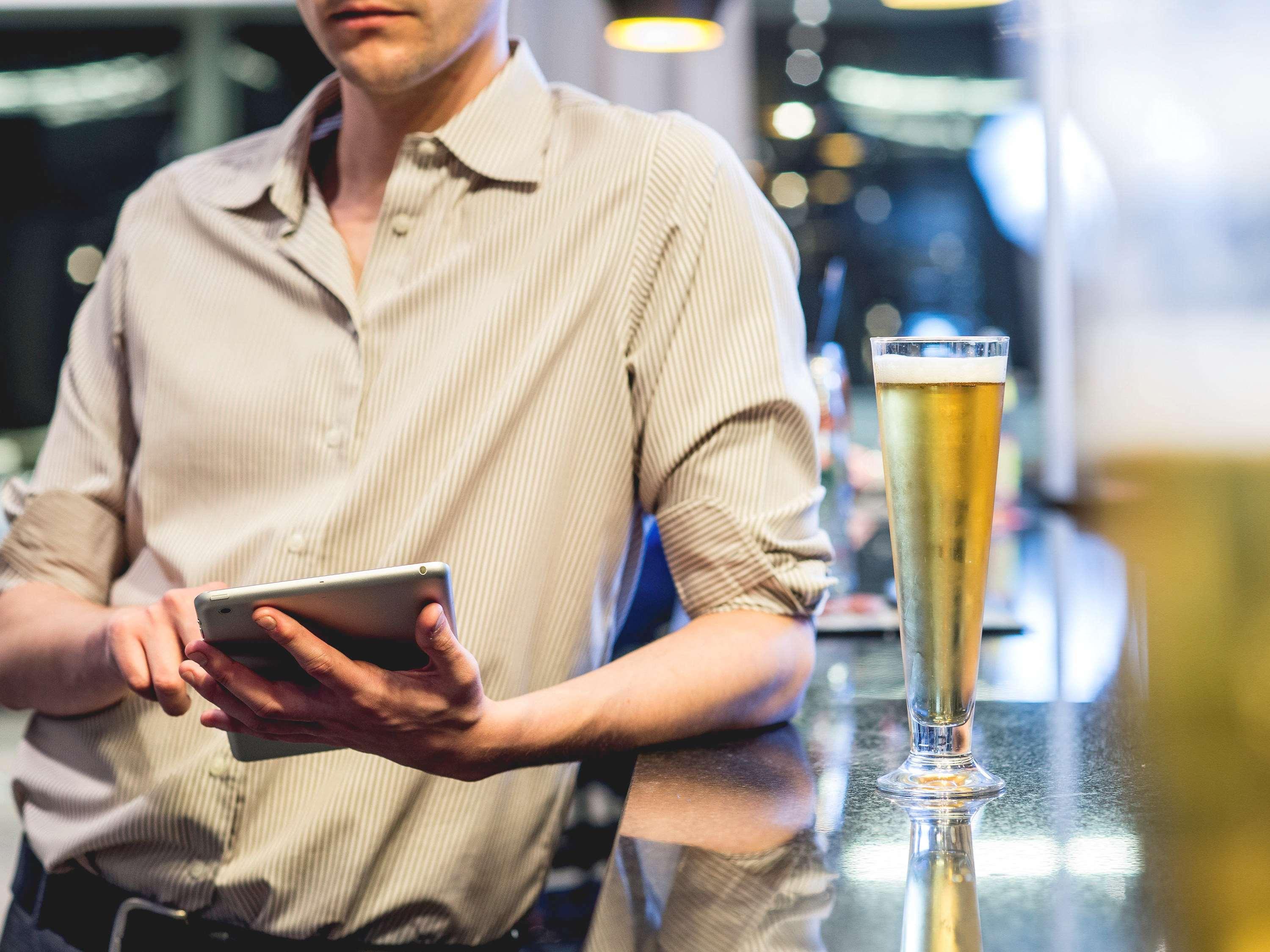Pullman Santiago Vitacura Екстериор снимка A bartender using a tablet computer