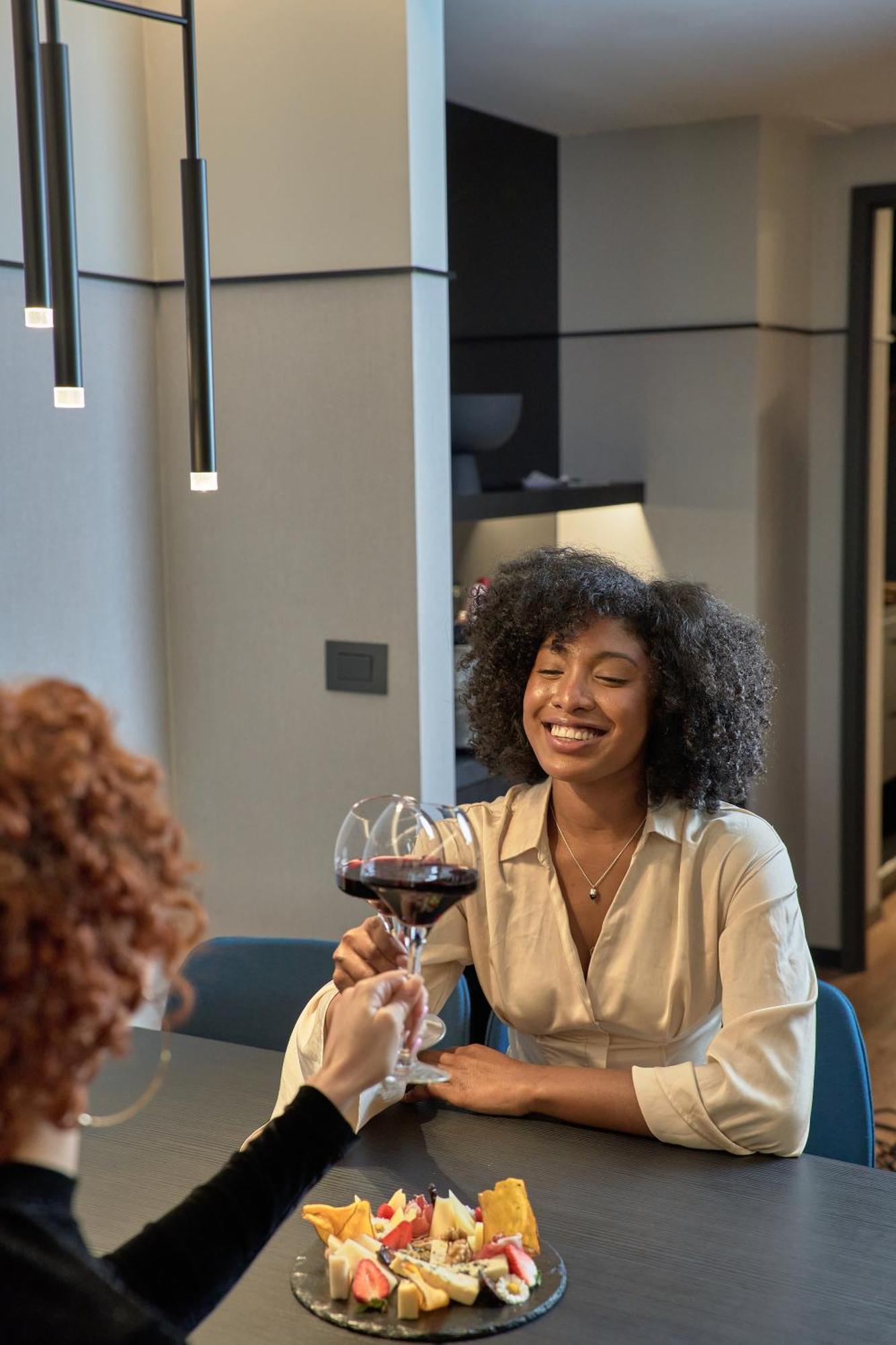 Pullman Santiago Vitacura Екстериор снимка A woman with a glass of wine