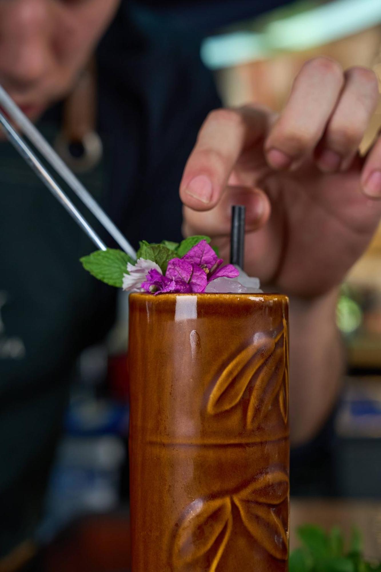 Pullman Santiago Vitacura Екстериор снимка A tiki drink being garnished
