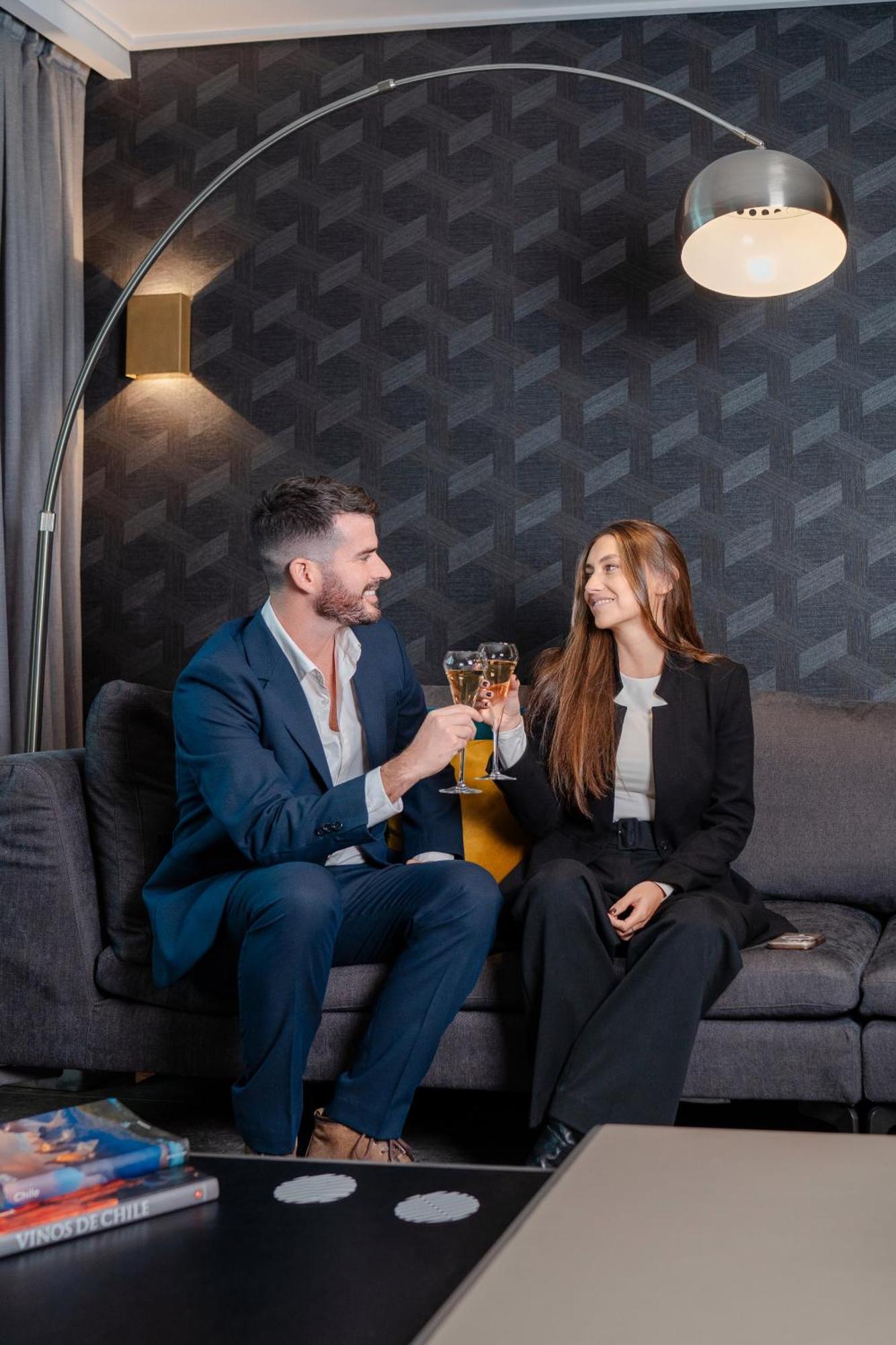 Pullman Santiago Vitacura Екстериор снимка A couple drinking champagne