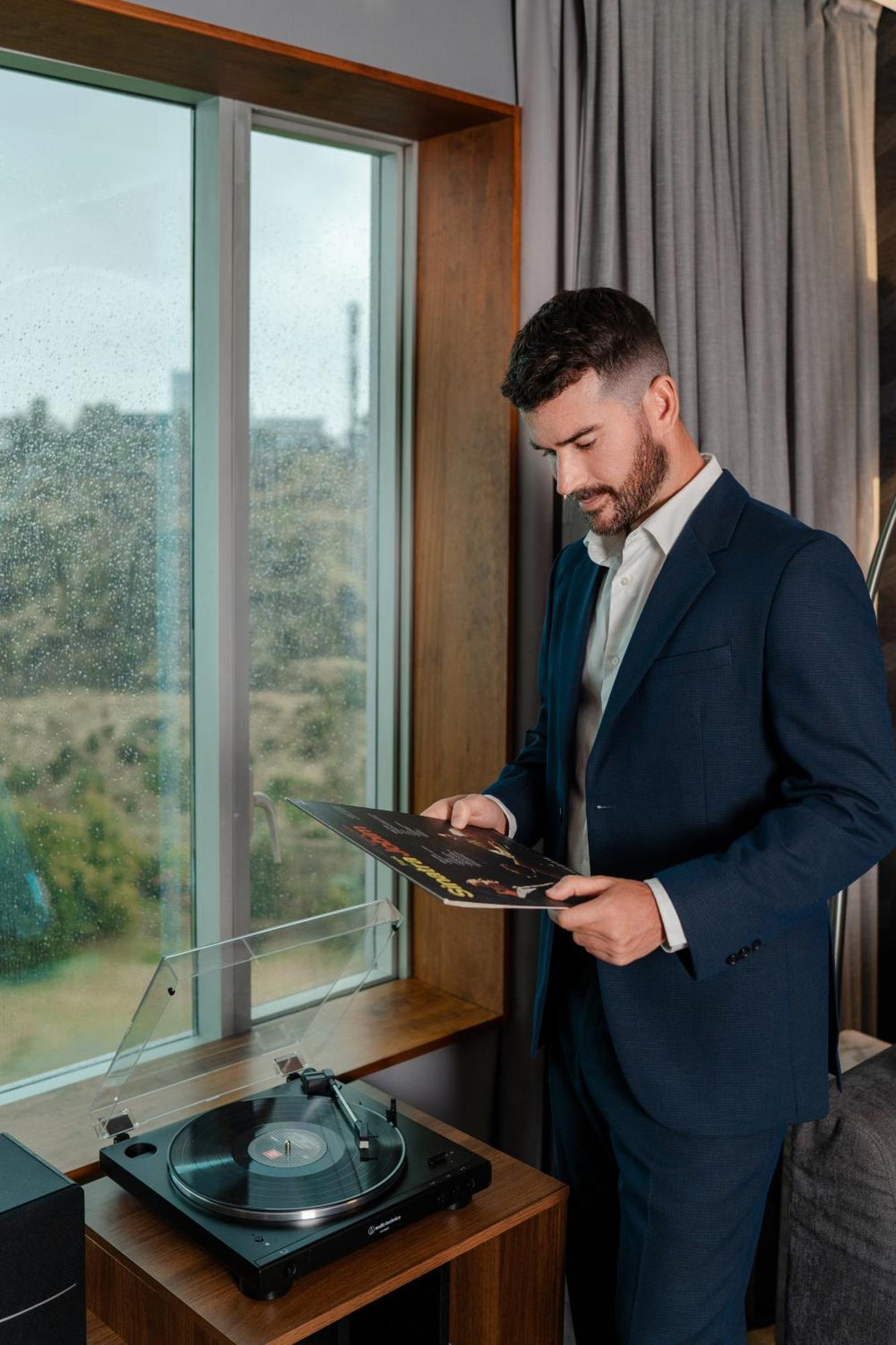 Pullman Santiago Vitacura Екстериор снимка A man wearing a suit