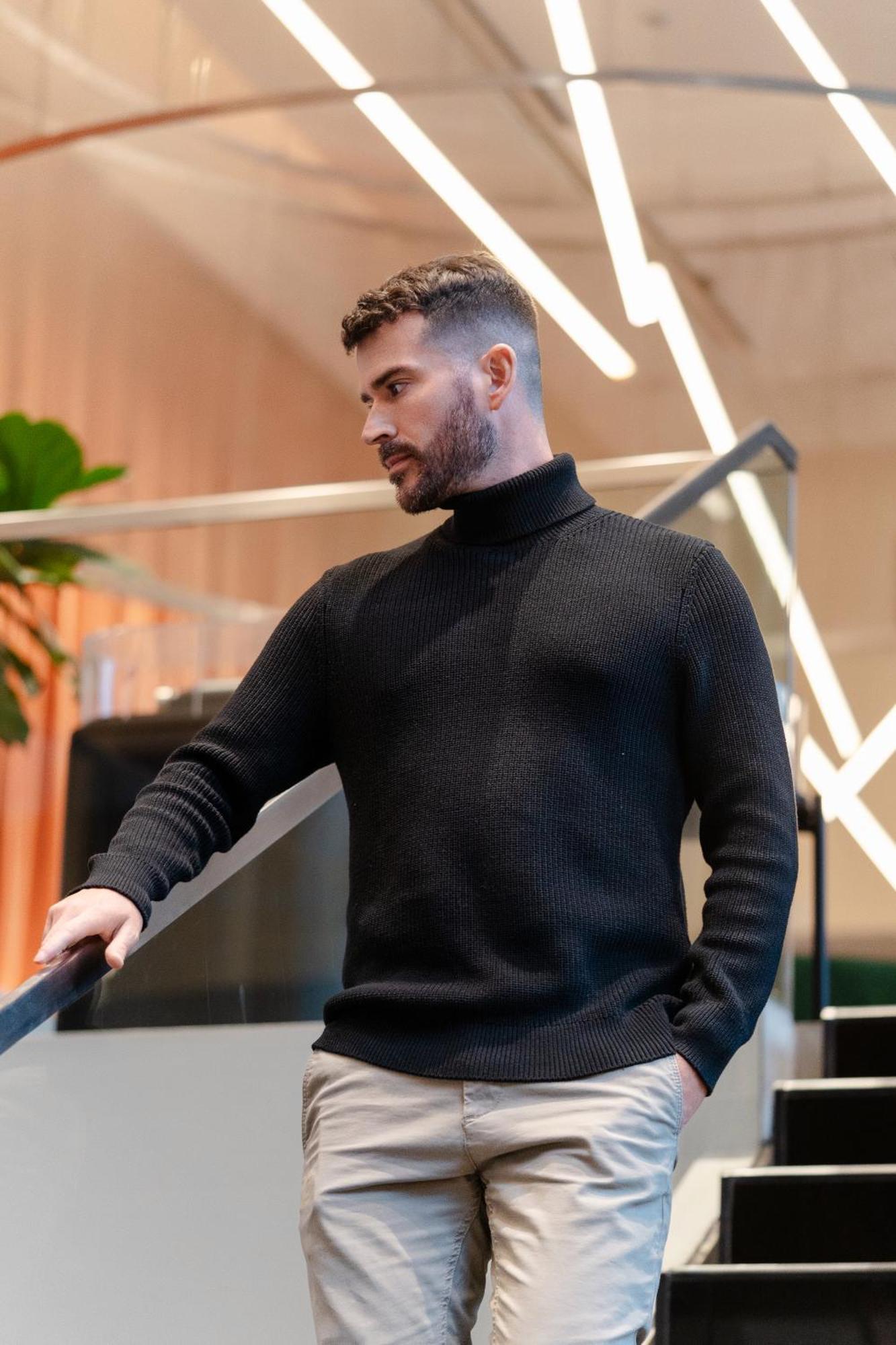Pullman Santiago Vitacura Екстериор снимка A man wearing a turtleneck