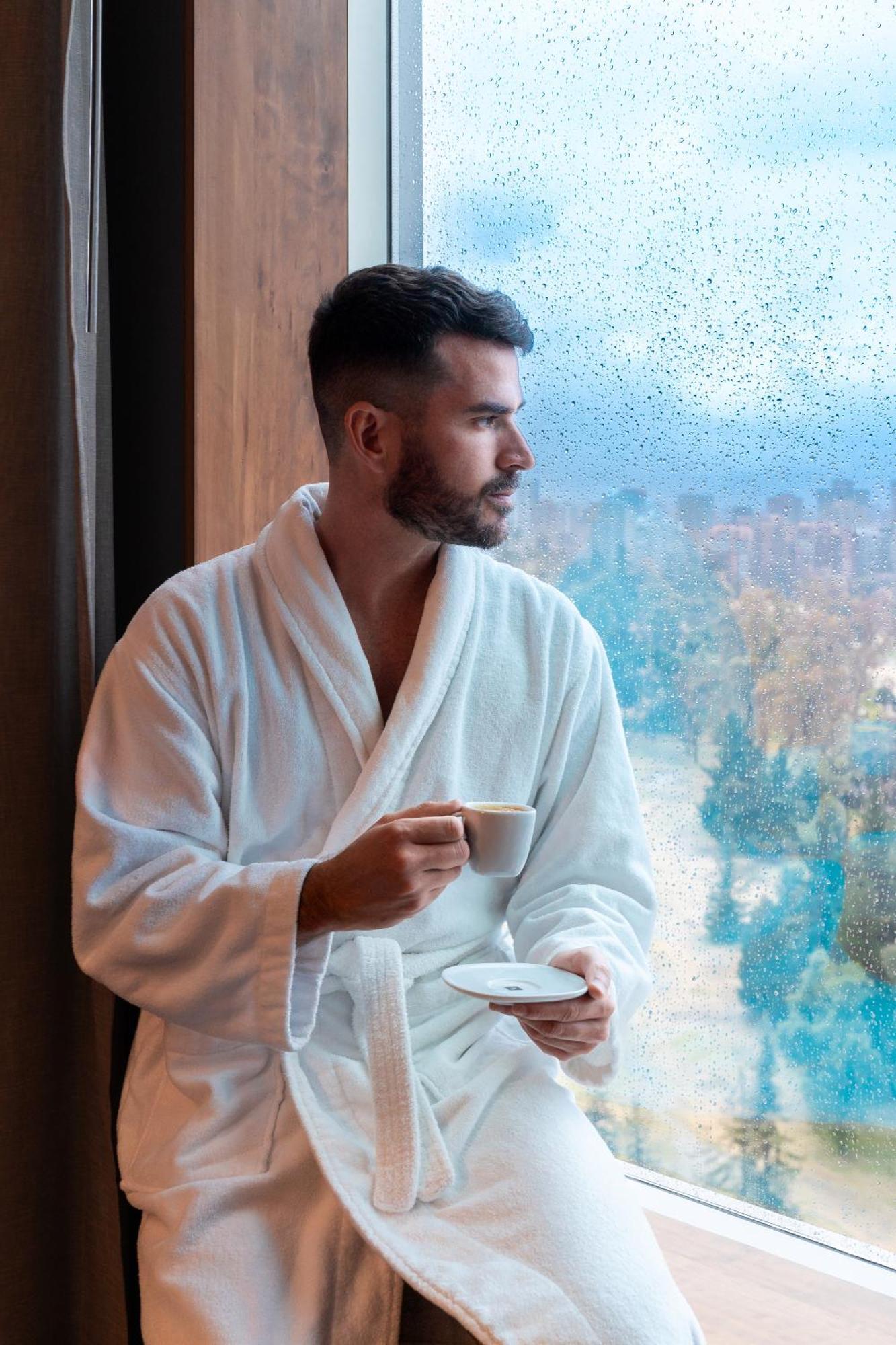 Pullman Santiago Vitacura Екстериор снимка A man wearing a bathrobe