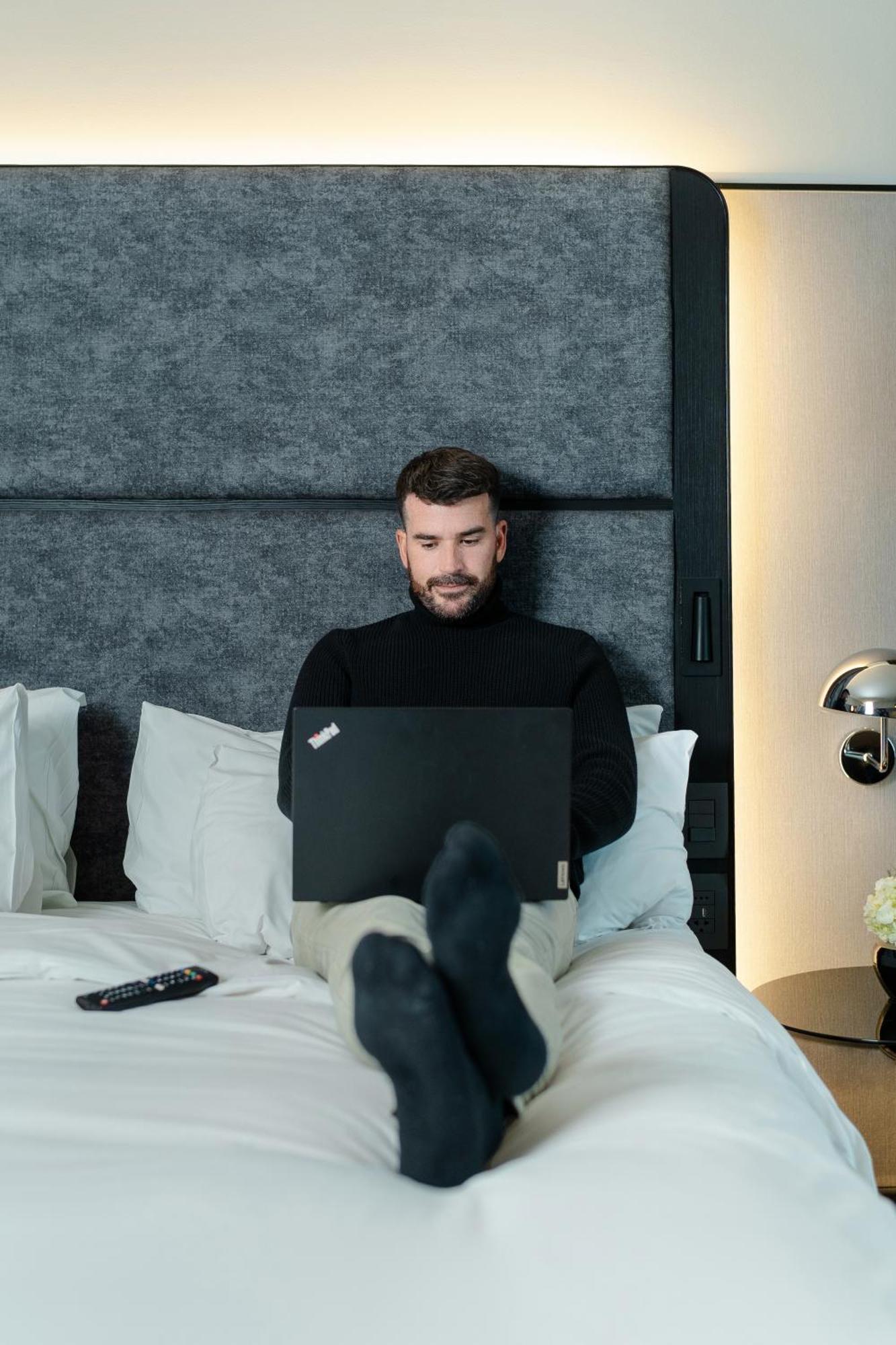 Pullman Santiago Vitacura Екстериор снимка A man working from home