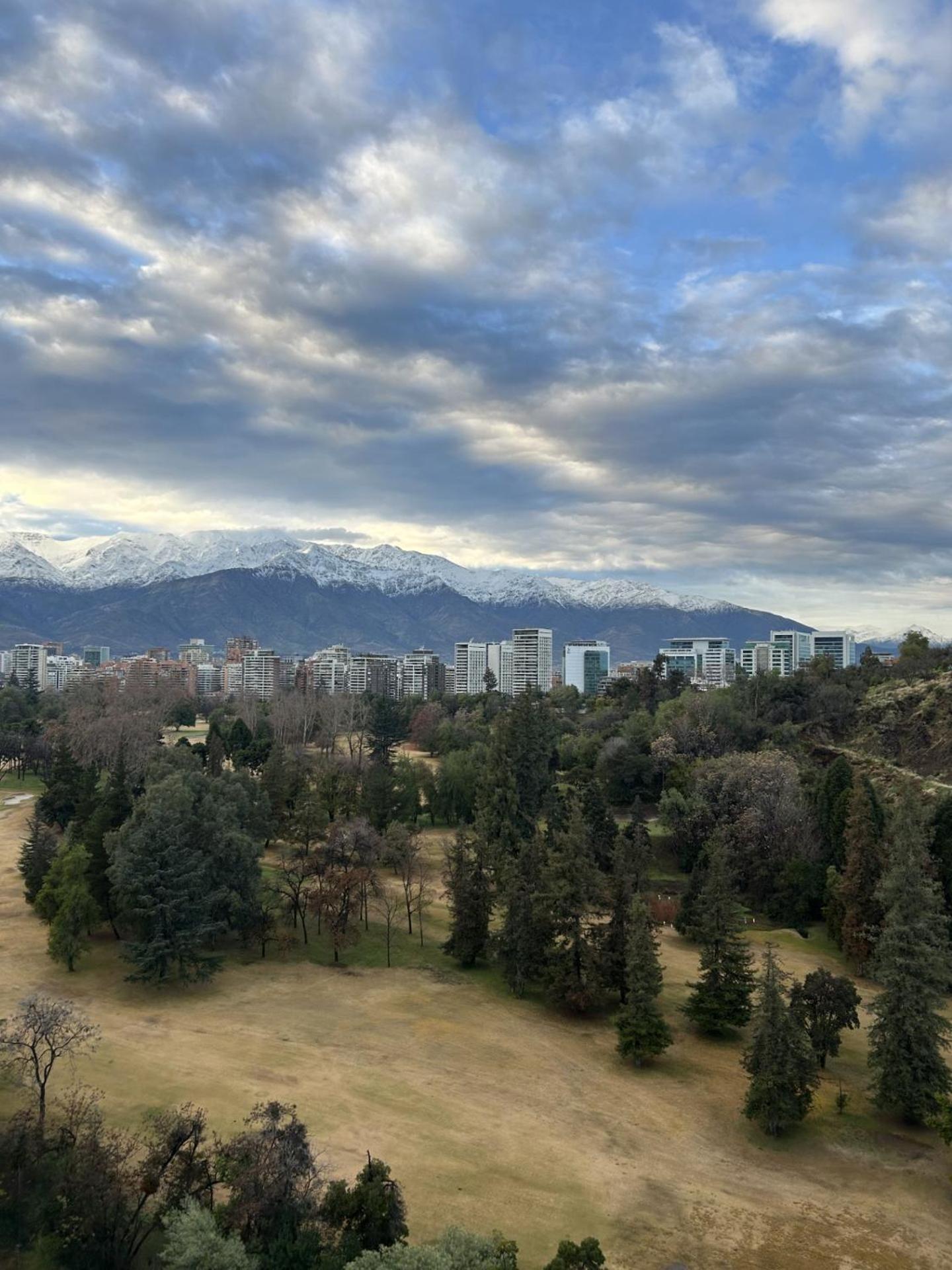 Pullman Santiago Vitacura Екстериор снимка View of the city from the park